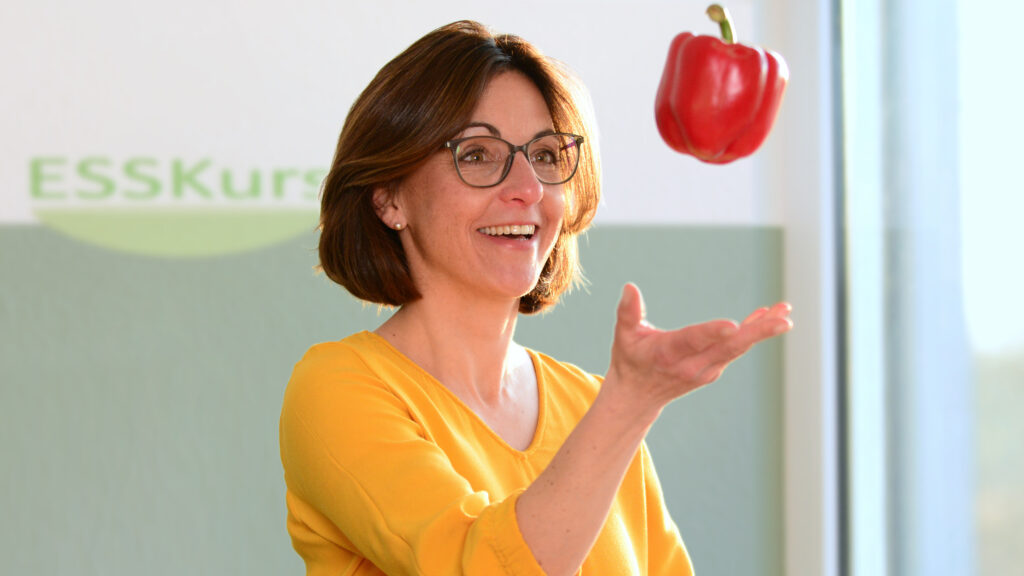 Dr. Silja Schäfer jongliert mit Paprika